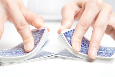 Kart oynayan kadın elleri, görüntüyü kapat