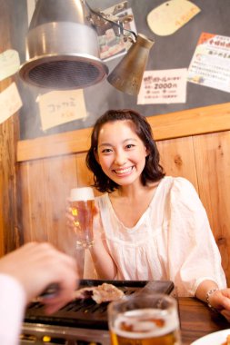 Barda bira içen genç bir kadın