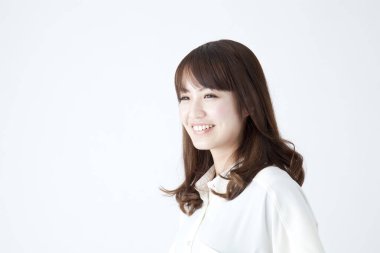 Beyaz arka planda gülümseyen genç iş kadını