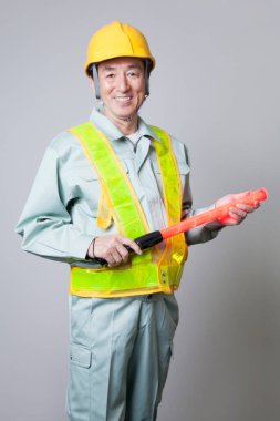 Koruyucu yelek giyen ve emniyet kemeri takan Japon adamın portresi. 