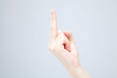 Beyaz arka planda el hareketi yapan kadınların yakın çekimi. 