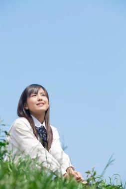 Parktaki genç Asyalı kadın.