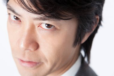 Beyaz takım elbiseli Japon işadamının portresi.