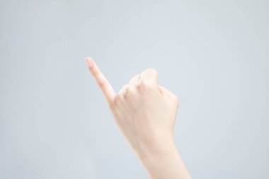 Beyaz arka planda el hareketi yapan kadınların yakın çekimi. 