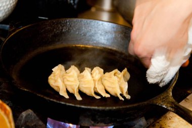 Tavada hamur köftesi pişirmeyi kapat.