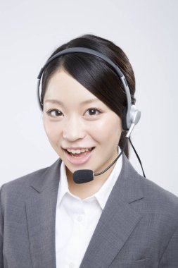 Kulaklık takan müşteri hizmetleri temsilcisini kapat 