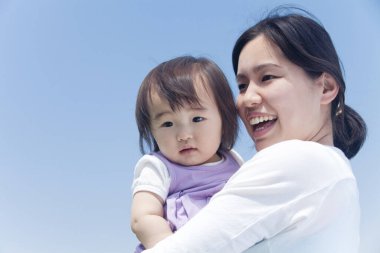 Mutlu Japon anne ve çocuğu güneşli bir günde birlikte vakit geçiriyorlar.