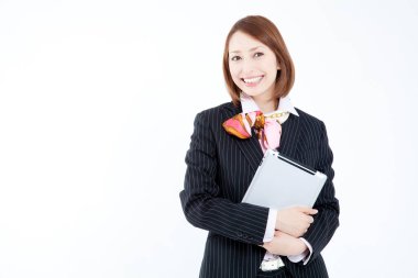 Beyaz arka plan üzerinde izole tablet bilgisayar holding iş kadını 