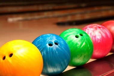 Arka plandaki bowling salonunda bowling topları, kapatın.