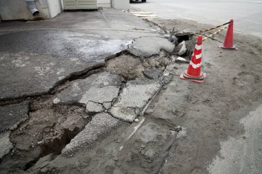 Depremden sonra asfalt yol yüzeyi kırılmış.