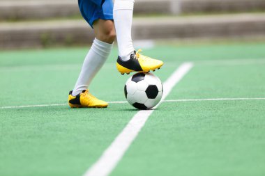 Futbol sahasında futbolcu