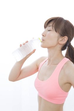 Eğitimden sonra su içen kadın