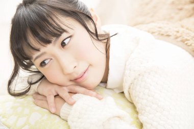 güzel bir kadın kanepede yatan