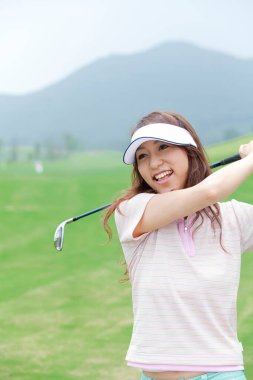 Asyalı kadın golf oynamak 