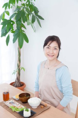 Asyalı kadın yemek yiyor.