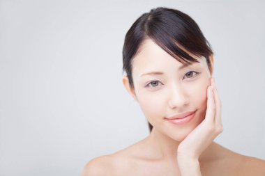 Temiz tenli güzel bir kadının portresi. güzellik tedavi konsepti, kozmetoloji ve spa 