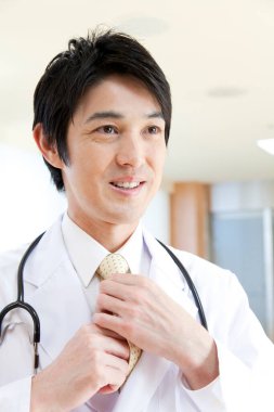 Gülümseyen genç bir doktorun portresi