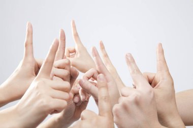 Eller beyaz arka planda parmaklar havada