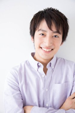 Stüdyodaki Asyalı genç yakışıklı..