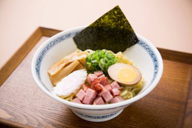 Japon erişteleri beyaz kasede servis edilir.