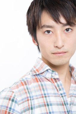 Genç Asyalı adam stüdyoda poz