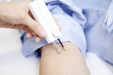 Asyalı erkek hasta teşhis konuyor