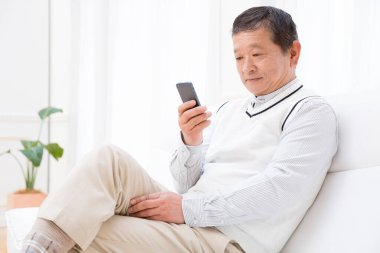 Komuta sizde kanepede istimal hareket eden telefon