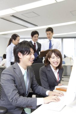 Modern ofiste iş birliği yapan iş adamları