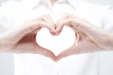 Beyaz arka planda el hareketi yapan kadınların yakın çekimi. 