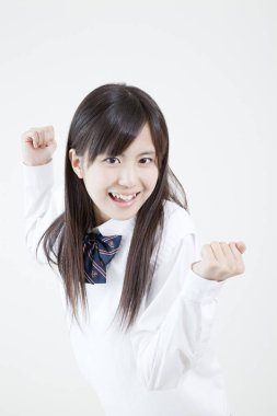Okul üniformalı genç Japon kızın stüdyo portresi.