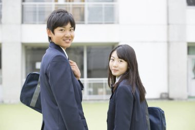 Okuldaki genç Asyalı öğrenciler