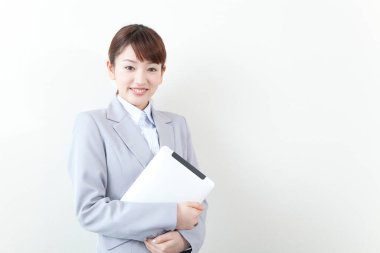 tablet ofiste olan kadın 