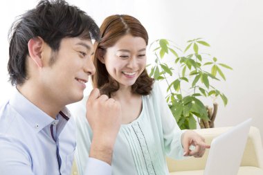 laptop ile birlikte çalışan iş takım 