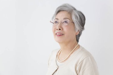 Stüdyodaki Asyalı kadının portresi.