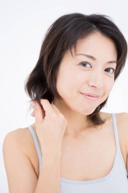 Beyaz arka planda poz veren Asyalı kadın 