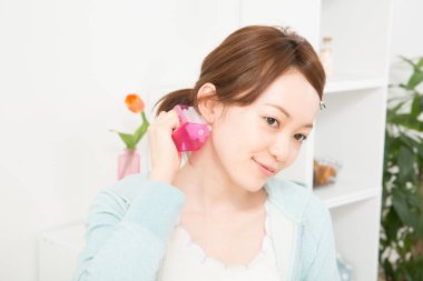 Masaj silindirli güzel bir Asyalı kadın. Refah kavramı