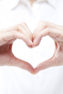 Beyaz arka planda el hareketi yapan kadınların yakın çekimi. 