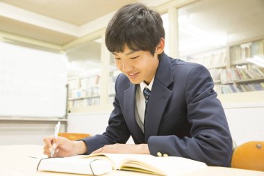 Japon çocuk sınıfta okuyor.