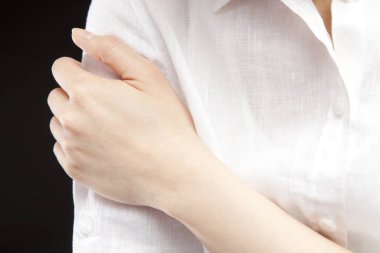 Siyaha karşı beyaz gömlekli kadın. 