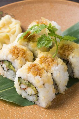 Geleneksel lezzetli suşi seti. Suşi menüsü. Japon mutfağı, restoran. Deniz ürünleri, Asya yemekleri.