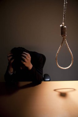 Depresyondaki intihar eden adam intihar edecek. 