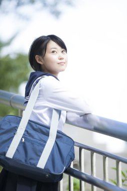 Okul üniformalı Asyalı kadın.