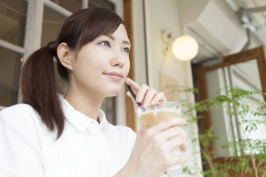 genç kadın içme kahve açık havada 