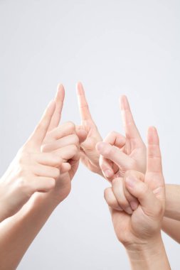 Eller beyaz arka planda parmaklar havada