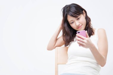 Asyalı kadın selfie çekiyor.