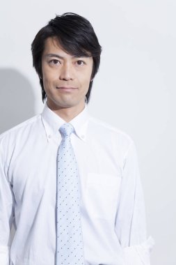 Beyaz arka plan üzerinde izole Asya iş adamı