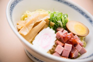 Japon erişteleri beyaz kasede servis edilir.