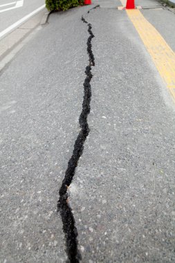 Depremden sonra asfalt yol yüzeyi kırılmış.