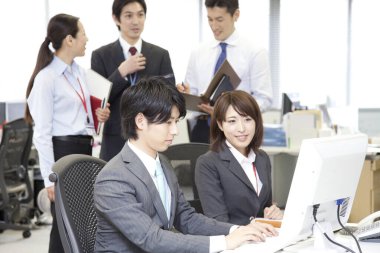 İşlerine dalmış profesyonellerin görüntüsü.