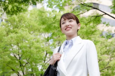 Şehirdeki genç Asyalı kadın.